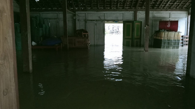 Rumah warga Desa Bobol, Kecamatan Sekar, Kabupaten Bojonegoro, Jawa Timur yang tergenang luapan air akibat banjir bandang. Senin sore (27/01/2025) (Aset: Istimewa)