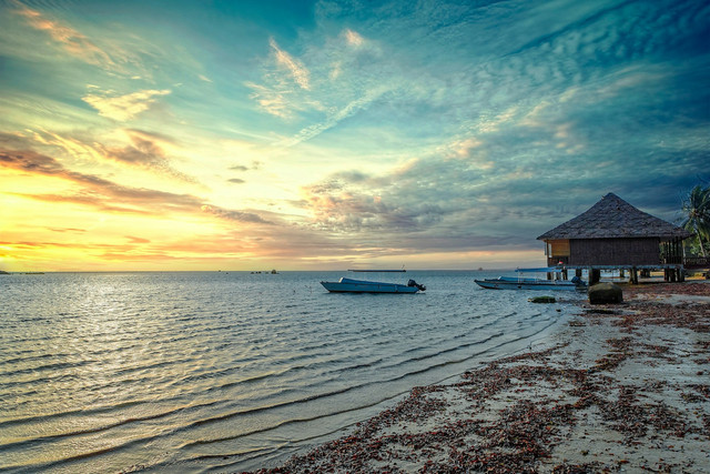 Liburan di Batam. Foto pemandangan pantai di Batam. Sumber: Unsplash/Kharl Anthony Paica