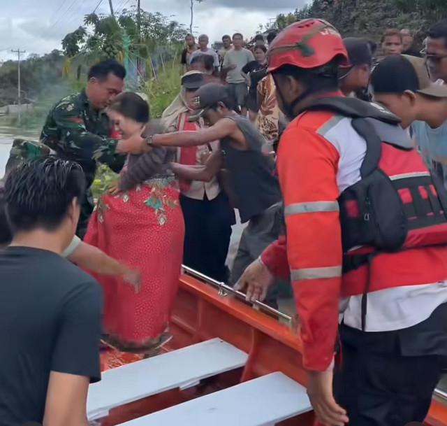 Tim PMI saat mengevakuasi seorang ibu hamil di Desa Darit, Landak. Foto: Dok. Instagram @pmiprovkalbar