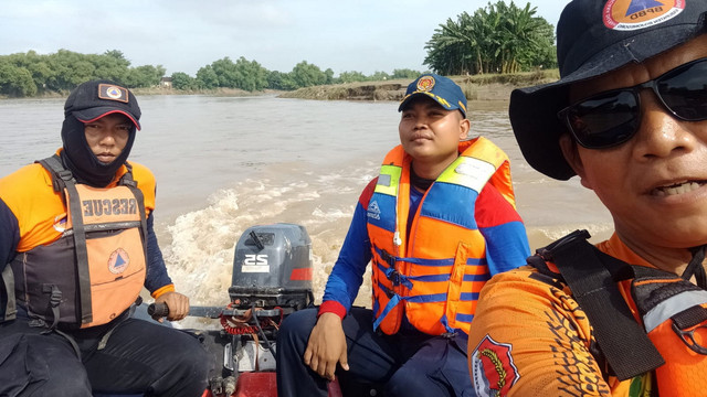 Tim SAR Gabungan saat lakukan persiapan pencarian korban tenggelam di Bengawan Solo di Desa Kanor, Kecamatan Kanor Kabupaten Bojonegoro. (Aset: Istimewa)