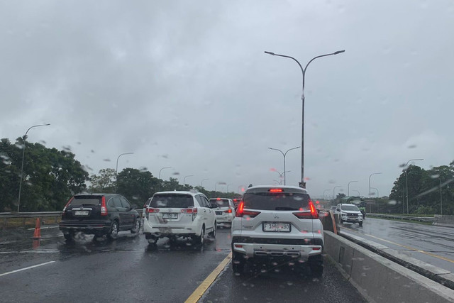 Sejumlah kendaraan terjebak kemacetan di Tol Jagorawi arah Jakarta, Selasa (28/1/2025). Foto: Mirsan Simamora/kumparan