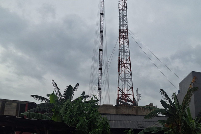 Beton penahan tower BTS di Kecamatan Tambun Utara, Kabupaten Bekasi, ambruk pada Senin (27/1/2025). Foto: kumparan