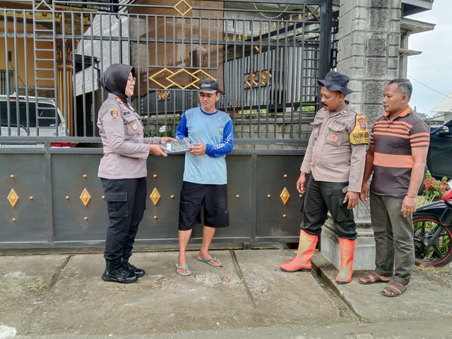 Polisi Penggerak, Polsek Pakel Lakukan Pendistribusian Bibit dan Polybag 