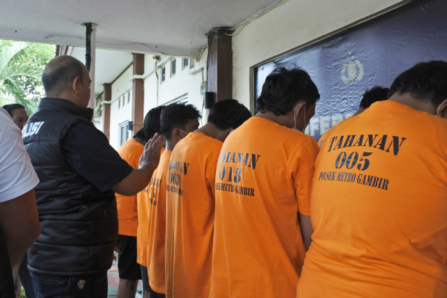 Polisi menunjukkan tersangka dan barang bukti komplotan love scamming di Apartemen Batavia saat konferensi pers di Mapolsek Gambir, Jakarta. Foto: Polsek Gambir