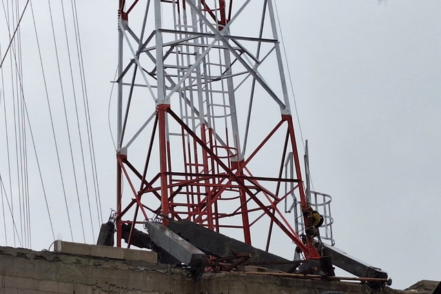 Beton penahan tower BTS di Kecamatan Tambun Utara, Kabupaten Bekasi, ambruk pada Senin (27/1/2025). Foto: kumparan