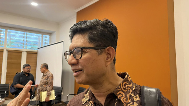 Direktur Eksekutif Kemitraan La Ode M Syarif di Konferensi pers Gerakan Nurani Bangsa menyikapi 100 hari kinerja presiden di Aula Griya Gus Dur, Selasa (28/2/2025). Foto: Haya Syahira/kumparan