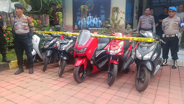 Polisi menunjukkan barang bukti kasus pencurian saat konferensi pers di Polsek Densel, Denpasar, Bali, Selasa (28/1/2025). Foto: Denita BR Matondang/kumparan