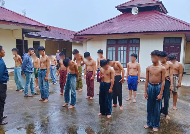 Remaja yang tertangkap saat hendak tawuran dan masih duduk di bangku SMP saat diamankan di Polsek Ambawang. Foto: Dok. Polres Kubu Raya