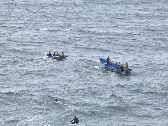 Tim SAR Gabungan mencari satu korban terseret arus di Pantai Drini, Selasa (28/1/2025). Foto: Dok. Basarnas