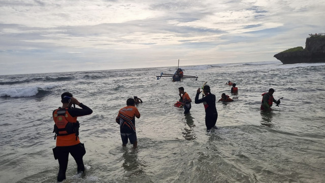 Tim SAR Gabungan mencari satu korban terseret arus di Pantai Drini, Selasa (28/1/2025). Foto: Dok. Basarnas