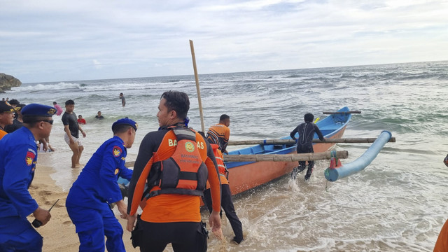 Tim SAR Gabungan mencari satu korban terseret arus di Pantai Drini, Selasa (28/1/2025). Foto: Dok. Basarnas