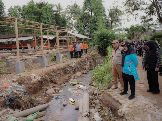 Wali Kota Bandar Lampung, Eva Dwiana saat meninjau aliran sungai di Bandar Lampung | Foto : Dok. Diskominfo