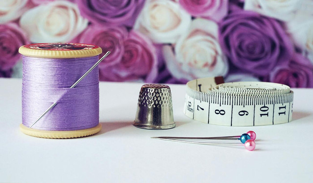 Ilustrasi alat penjahit oleh Hazelwood: https://www.pexels.com/photo/spool-of-purple-thread-near-needle-thimble-and-measuring-tape-1266139/