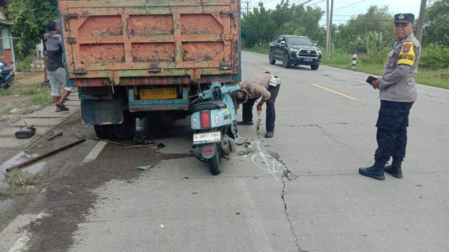 Petugas saat lakukan olah TKP kecelakaan lalu-lintas di Jalan Raya Bojonegoro-Cepu, turut wilayah Desa Sukoharjo, Kecamatan Kalitidu, Kabupaten Bojonegoro, Jawa Timur. Selasa (28/01/2025) (Aset: Istimewa)