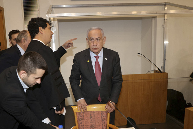 Perdana Menteri Israel Benjamin Netanyahu tiba di pengadilan untuk melanjutkan kesaksiannya dalam sidang korupsi yang telah berlangsung lama di Tel Aviv, Israel, Senin (27/1/2025). Foto: Yariv Katz/Yedioth Ahronoth via REUTERS