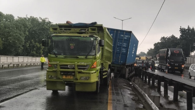 Kecelakaan truk kontainer dan minibus di KM 53A tol Jorr arah Cakung pada Selasa (28/1/2025). Foto: Abid Raihan/kumparan