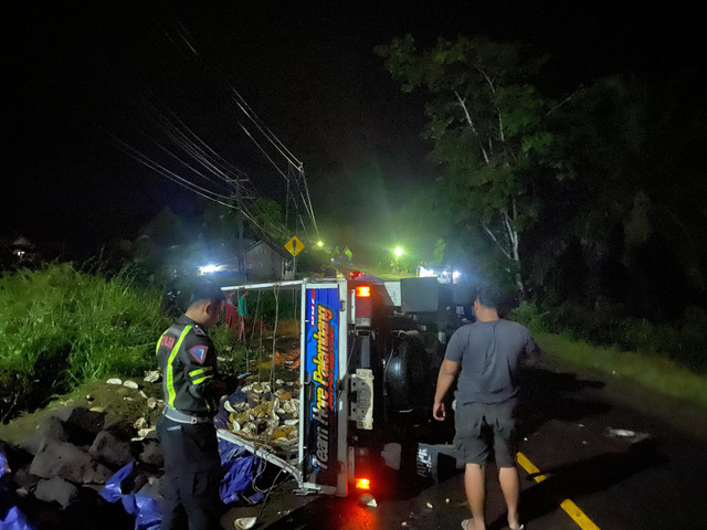 Mobil bermuatan durian hilang kendali dan terbuka di Jalan Lintas Sumatera, Kampung Baradatu, Kabupaten Way Kanan. | Foto: Polres Way Kanan