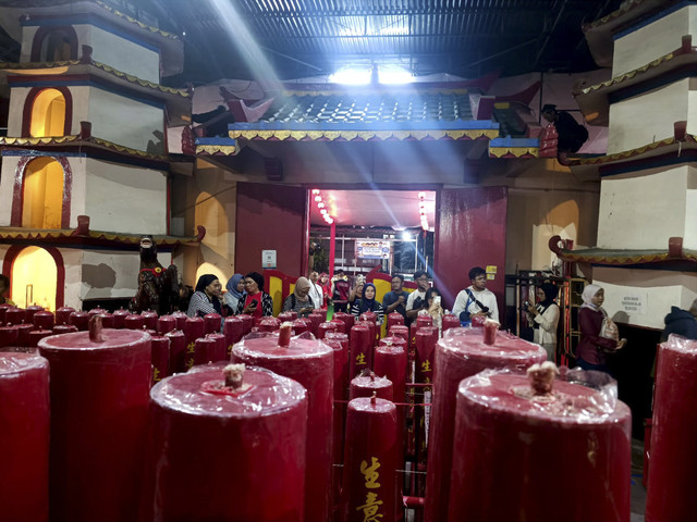 Suasana di Vihara Dharma Ramsi jelang ritual pemanjatan doa umat di malam Tahun Baru Imlek Selasa (28/1/2025). Foto: Robby Bouceu/kumparan