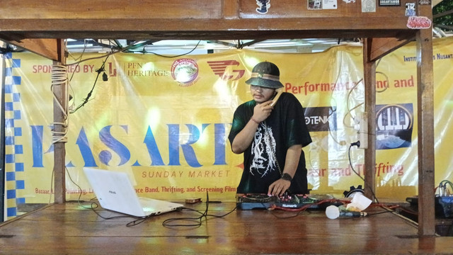 Performance DJ di Pasart Sunday Market, Sabtu (25/1) di PFN Jakarta Timur. Foto: Hardian Sulistyo