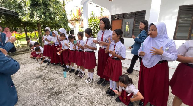 Praktik cara menggosok gigi yang benar bersama para murid SD