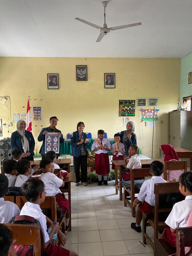 Kegiatan edukasi kepada murid SD mengenai kesehatan gigi dan pemberian hadiah