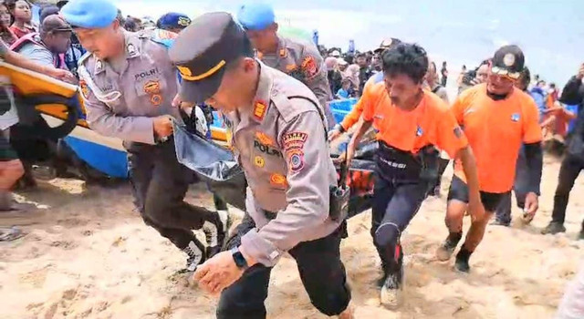 Tim SAR Gunungkidul saat mengevakuasi siswa asal Mojokerto yang terseret ombak Pantai Drini, Selasa (28/1/2025).(Foto. Istimewa)