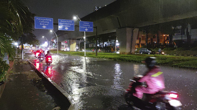 Sejumlah ruas jalan di kawasan Kelapa Gading, Jakarta Utara, tergenang banjir pada Selasa (28/1/2025) malam. Foto: Jonathan Devin/kumparan