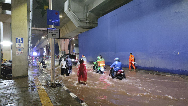 Sejumlah ruas jalan di kawasan Kelapa Gading, Jakarta Utara, tergenang banjir pada Selasa (28/1/2025) malam. Foto: Jonathan Devin/kumparan