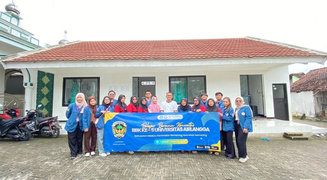 Foto bersama Perwakilan Puskesmas Desa Gemarang dan Ibu-ibu PKK pada Acara Posbindu di Desa Gemarang. (Sumber: Dokumentasi Tim BBK 5 Desa Gemarang)