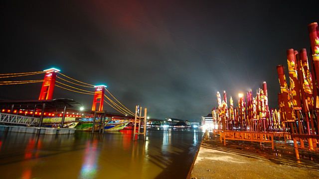 Susunan dupa berukuran besar yang terpajang di pinggir Sungai Musi menjadi pemandangan biasa kala perayaan imlek di Klenteng Dewi Kwan Im yang merupakan klenteng tertua di Palembang, Rabu (29/1) Foto: ary/urban id