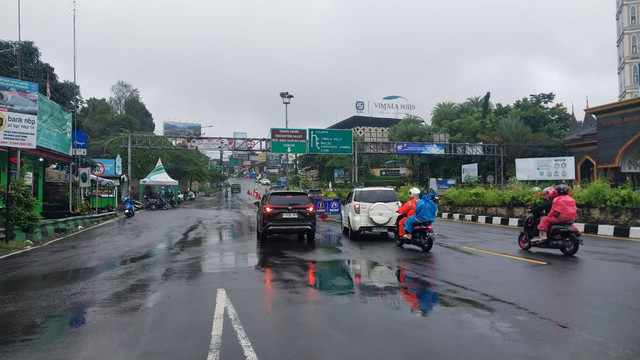 Pengendara melintas di Simpang Gadog, Ciawi, Kabupaten Bogor, Rabu (29/1). Foto: Dok. kumparan