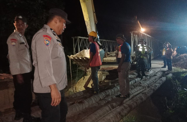 Jembatan darurat di Konawe Selatan diganti berbahan besi.