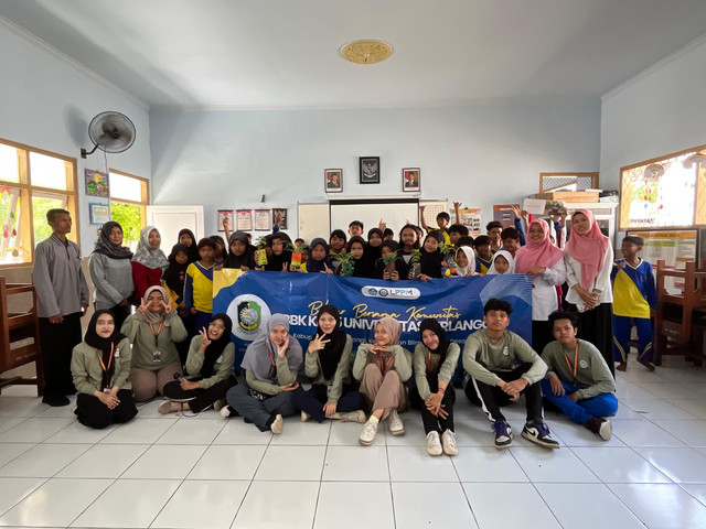 Mahasiswa BBK 5 Universitas Airlangga berfoto bersama siswa SDN 2 Kaotan. (dokumentasi pribadi)