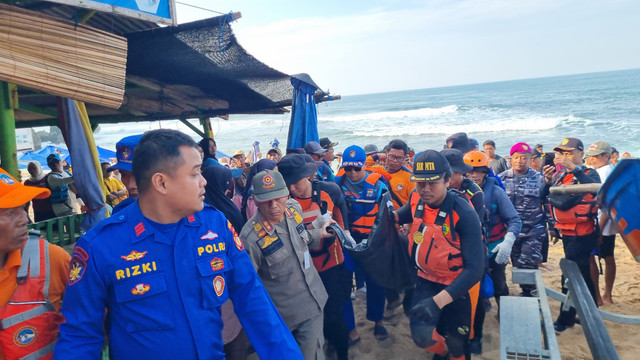 Tim SAR Gabungan menemukan korban terakhir kecelakaan laut di Pantai Drini, Kabupaten Gunungkidul, Rabu (29/1) pagi. Foto: Dok Basarnas