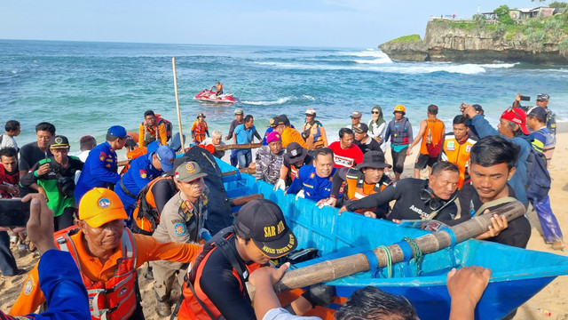 Tim SAR Gabungan menemukan korban terakhir kecelakaan laut di Pantai Drini, Kabupaten Gunungkidul, Rabu (29/1) pagi. Foto: Dok Basarnas