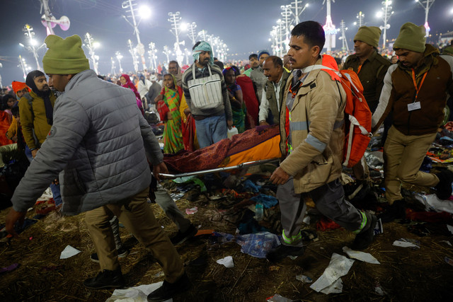 Petugas kesehatan membawa seseorang dengan tandu setelah terinjak-injak pada acara "Shahi Snan" kedua di "Maha Kumbh Mela" atau Festival Pitcher Hebat, di Prayagraj, India, 29 Januari 2025. Foto: REUTERS/Sharafat Ali