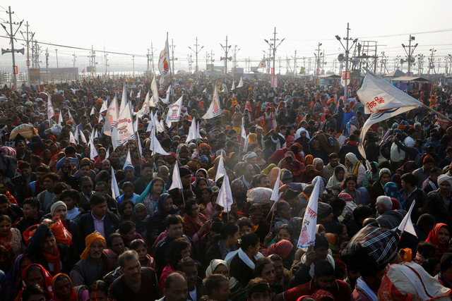 Para umat berkumpul di pagi hari selama "Maha Kumbh Mela", atau Festival Pitcher Agung, di Prayagraj, India, 28 Januari 2025. Foto: REUTERS/Sharafat Ali