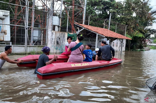 Warga dievakuasi akibat terdampak bencana alam banjir akibat hujan dengan intensitas tinggi yang terjadi sejak Selasa (28/01) di Tangerang. Foto:  Azmi Syamsul Ma'arif/ANTARA