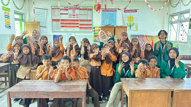 Dokumentasi belajar dan membuat bracelet bersama SDN 02 V Koto Timur