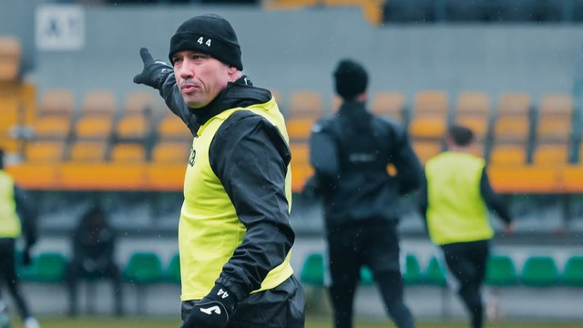 Radja Nainggolan bersama KSC Lokeren-Temse. Foto: Instagram @ksclokerentemse_official