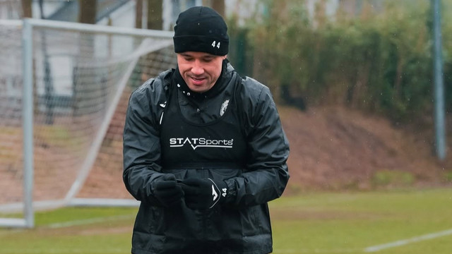 Radja Nainggolan bersama KSC Lokeren-Temse. Foto: Instagram @ksclokerentemse_official