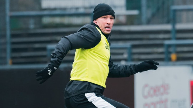 Radja Nainggolan bersama KSC Lokeren-Temse. Foto: Instagram @ksclokerentemse_official