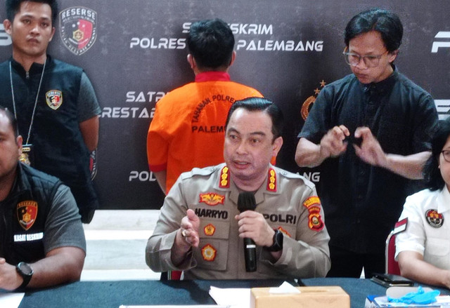 Kapolrestabes Palembang Kombes Pol Harryo Sugihartono saat lakukan press conference terkait kasus penelantaran istri hingga tewas. Foto : Abdullah Toriq/Urban Id