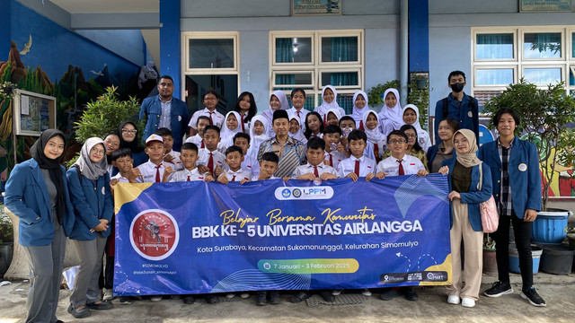 Foto bersama setelah kegiatan "Generasi Cerdas Tanpa Narkoba" di SDN VIII Simomulyo. (Sumber: Dokumentasi Tim BBK 5 Simomulyo 1).