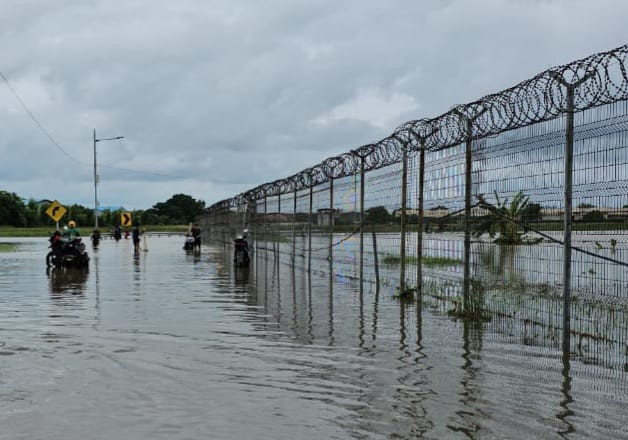 Perimeter Utara Bandara Soekarno-Hatta, Tangerang, menuju kawasan Dadap, Kosambi, ditutup imbas banjir, Rabu (29/1/2025). dok Polres Bandara Soetta