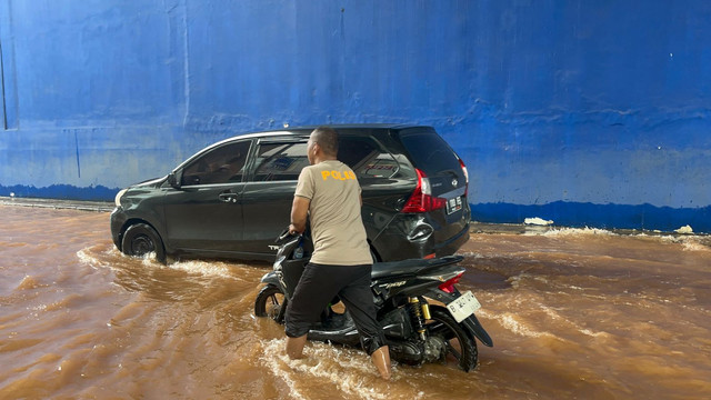 Banjir di Jalan Boulevard Utara, Kelapa Gading, Jakarta Utara, Rabu (29/1). Foto: Rayyan Farhansyah/kumparan