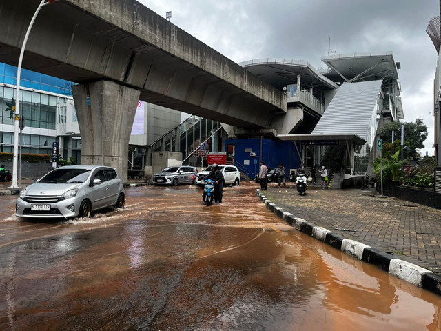 Banjir di Jalan Boulevard Utara, Kelapa Gading, Jakarta Utara, Rabu (29/1). Foto: Rayyan Farhansyah/kumparan