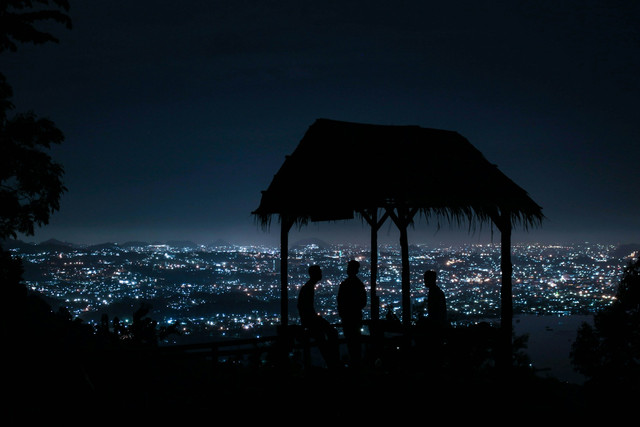 Wisata gratis di Lampung. Foto pemandangan malam di Lampung. Sumber: Unsplash/Ilham Setyaki