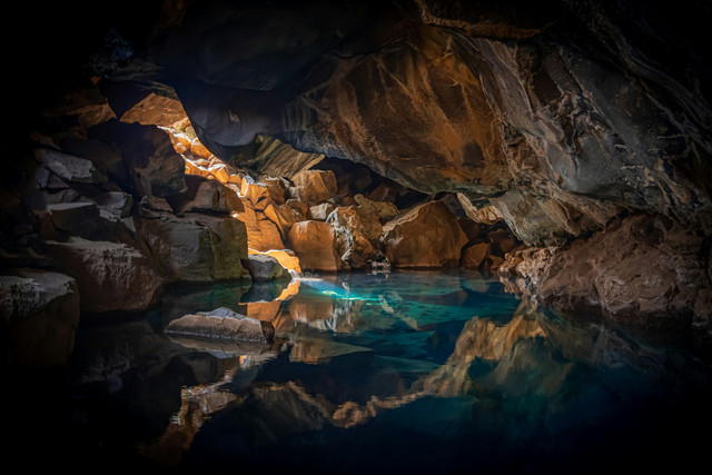 Larangan di Goa Jatijajar. Foto hanya ilustrasi, bukan tempat sebenarnya. Sumber: Unsplash/Michael Behrens