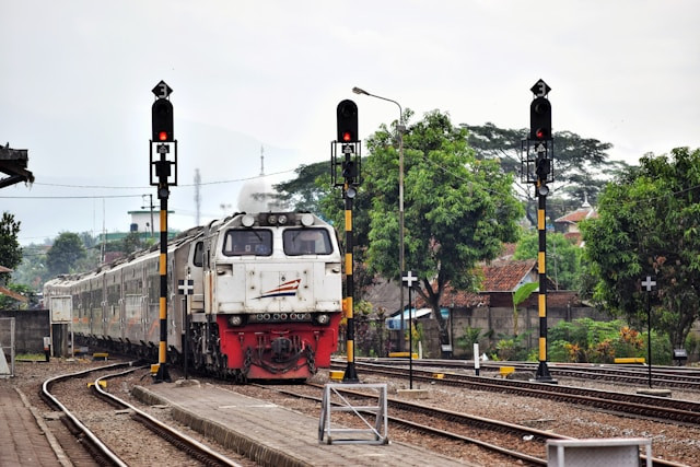 Harga tiket kereta api Malang Blitar, foto hanya ilustrasi, bukan kereta yang sebenarnya: Unsplash/Haidan